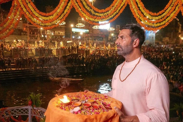 Akshay Kumar arrived at the rate of Baba Kashi Vishwanath, the actor took a dip in the Ganges
