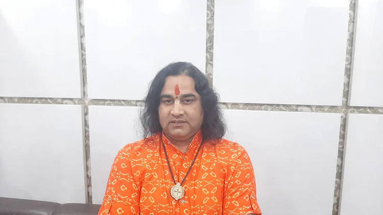 Agra: Devaki Nandan Thakur's big statement on the demand for Namaz in Charminar
