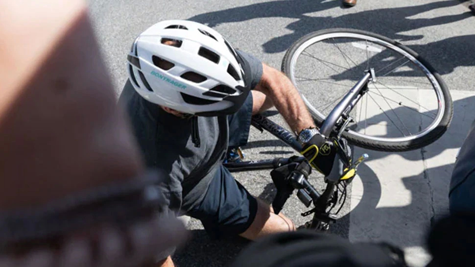 US President Biden suddenly fell from the bicycle, then gave such a reaction