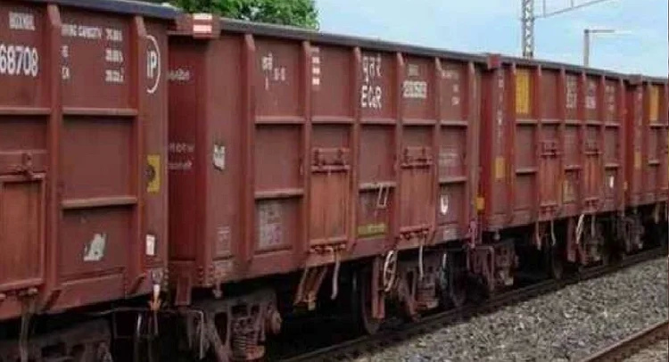The severed head of a woman found hanging in the engine of a goods train, stirred up, police engaged in search of torso