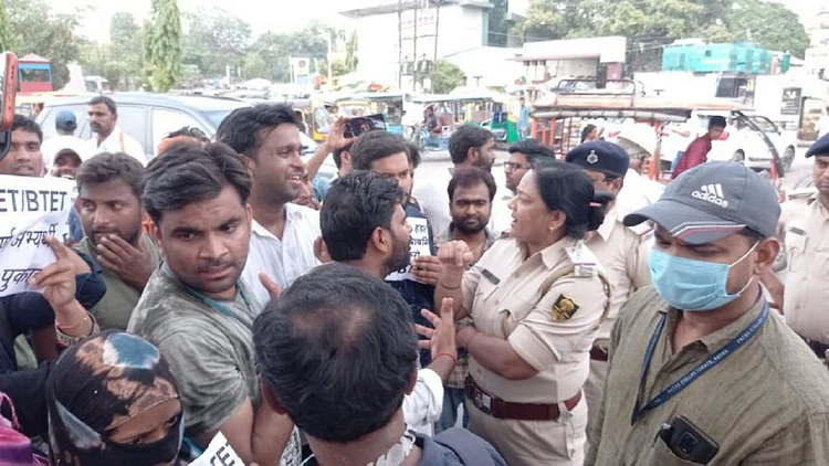 Police chased away BTET candidates who came to surround JDU office, have been performing for 40 days
