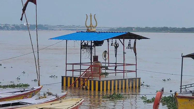 Changes were made in the place of funeral at Manikarnika and Harishchandra Ghat in Varanasi, Dom Raja said...