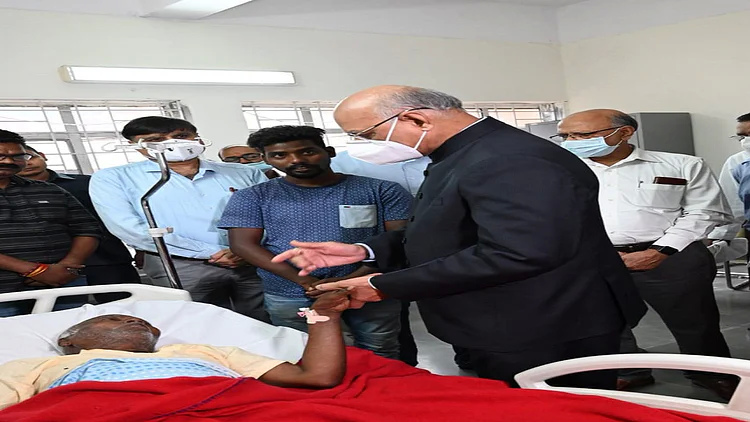 Jharkhand Governor Ramesh Bais inquired about the health of Padma Shri Simon Oraon at RIMS, gave this assurance