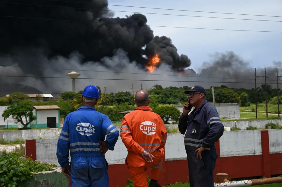 Cuba: lightning strikes Cuba's oil reserves, 121 seriously injured, 17 missing