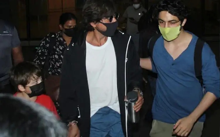 Shahrukh Khan was scared of this fan's action at the airport! Aryan Khan took care of his father again
