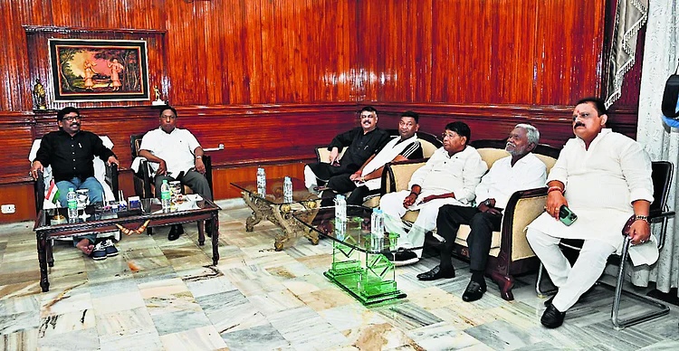 Amidst the political crisis of Jharkhand, Chief Minister Hemant Soren said - do not pay attention to any kind of rumor