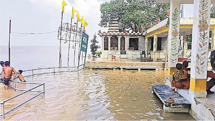 Ganga crosses danger mark in Patna