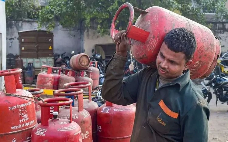 LPG Price: LPG gas cylinder became cheaper, people got the gift of Durga Puja, know the value of your city