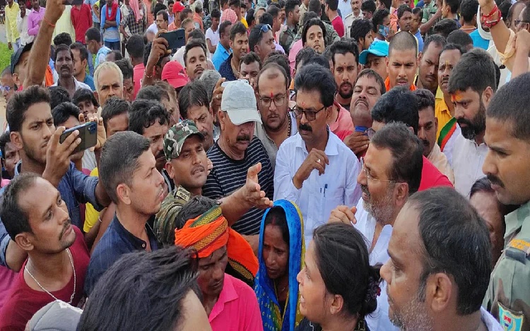 Anger erupted as soon as the victim's body arrived, villagers blocked the Dumka-Bhagalpur road for four hours
