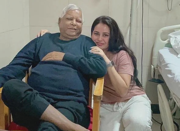 RJD supremo Lalu Yadav reaches Singapore, daughter Rohini welcomes at airport