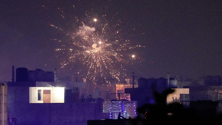 Delhi Pollution: Despite the ban, there was a lot of fireworks, burning in the eyes due to the smoke of the firecrackers