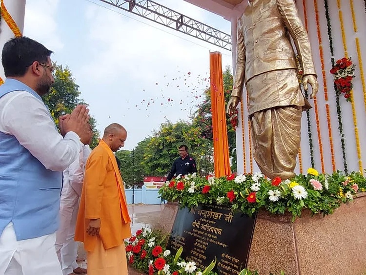 CM Yogi unveils statue of former PM Chandrashekhar