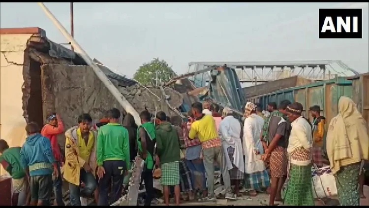 Goods train derails in Odisha, two killed, up-down service affected, these trains canceled