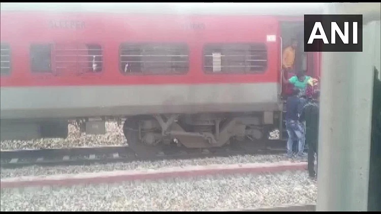 Fire broke out in bogie of Bengaluru-Howrah Express train, major incident averted