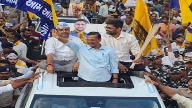 Stones were pelted at Arvind Kejriwals convoy