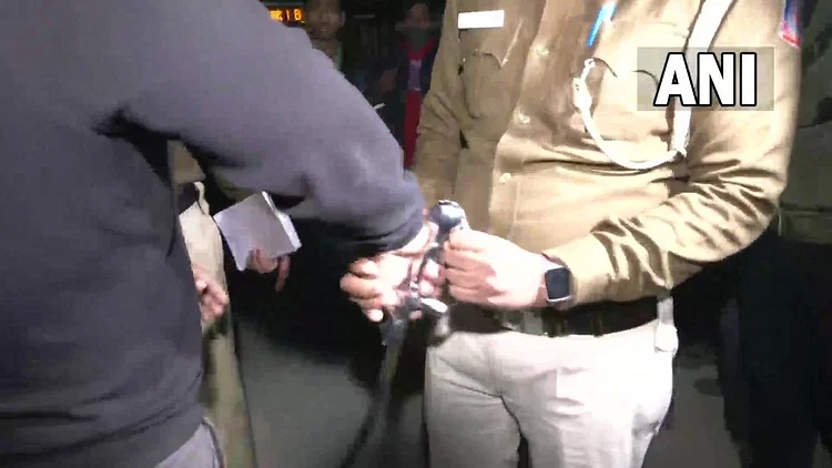 Angry people attacked accused Aftab with sword