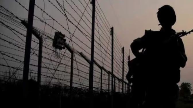 BSF caught a bag full of weapons on the border, recovered five assault rifles, five pistols and nine magazines
