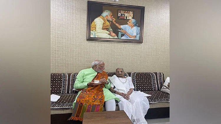 PM Modi meets mother Heeraben