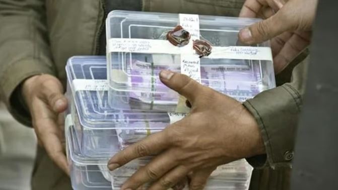 Fake CBI officers raided a businessmans house