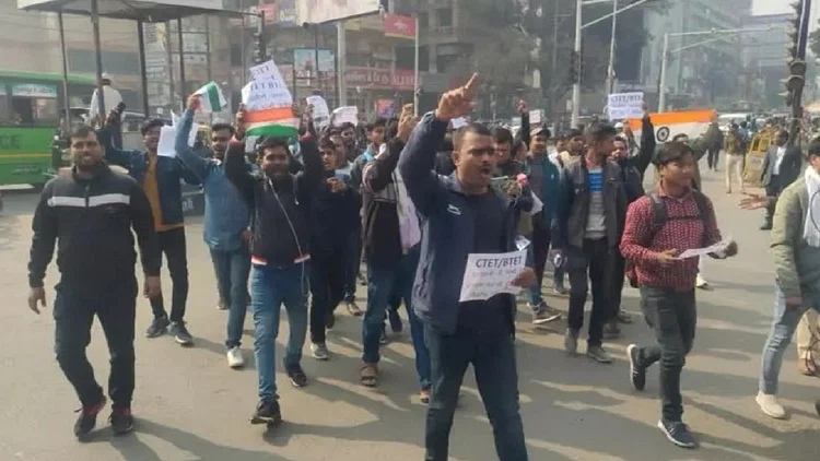 BTET-CTET pass candidates block Dak Bangla intersection in Patna, police force deployed in large numbers