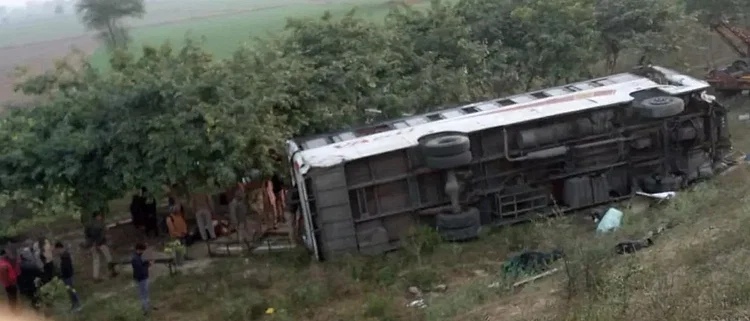 Road accident on Agra Lucknow Expressway