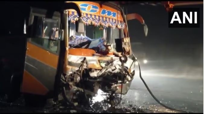 Bus and car collided in Gujarat