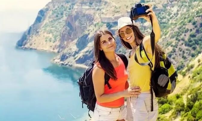 selfie with tourists without permission