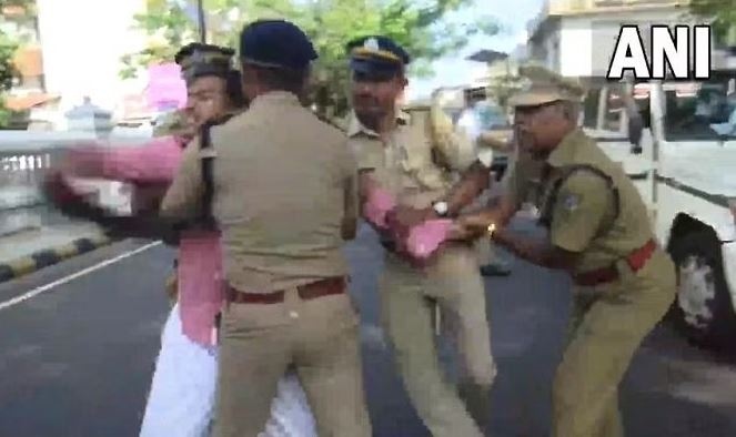 Kerala: Youth Congress angry with state budget, black flag shown outside guest house, CM was also present
