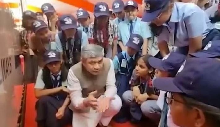 Railway Minister explained the features of Vande Bharat to children sitting on platform, also answered the questions
