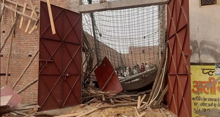 Lenter of under construction building fell in Loni