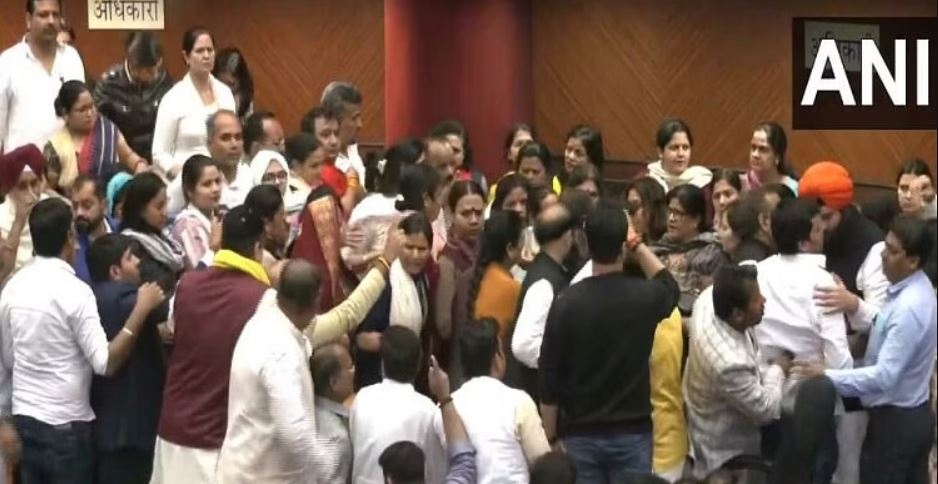 House adjourned for the fifth time amid scuffle and uproar, Additional DCP of Delhi Police reached Civic Center