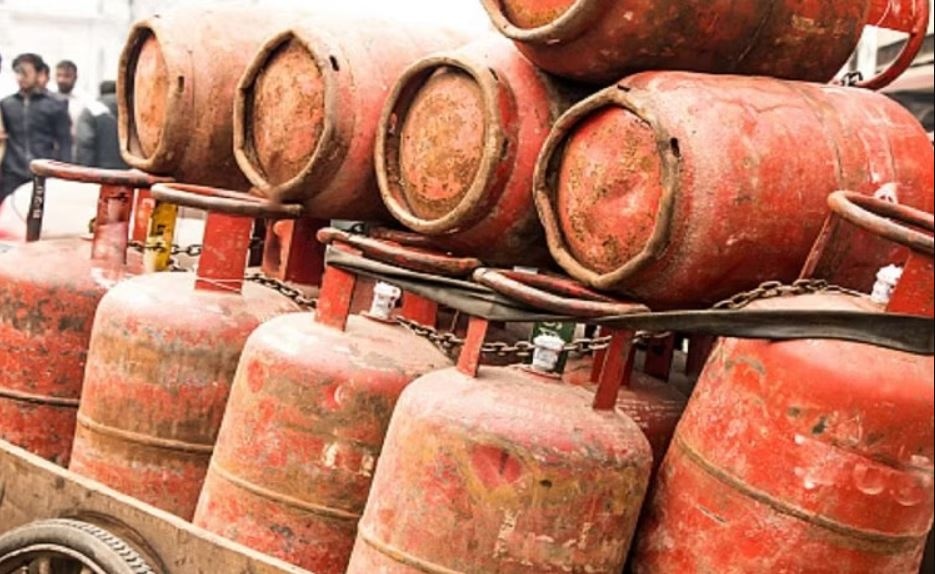 The prices of commercial cylinders have come down again, this much has been cut in two months