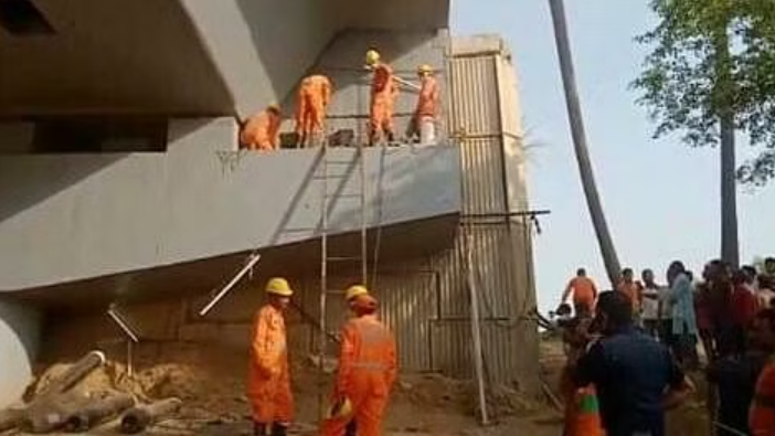 Bihar: Death of a child trapped between the pillar and slab of the overbridge; Rescue was done after 29 hours of effort