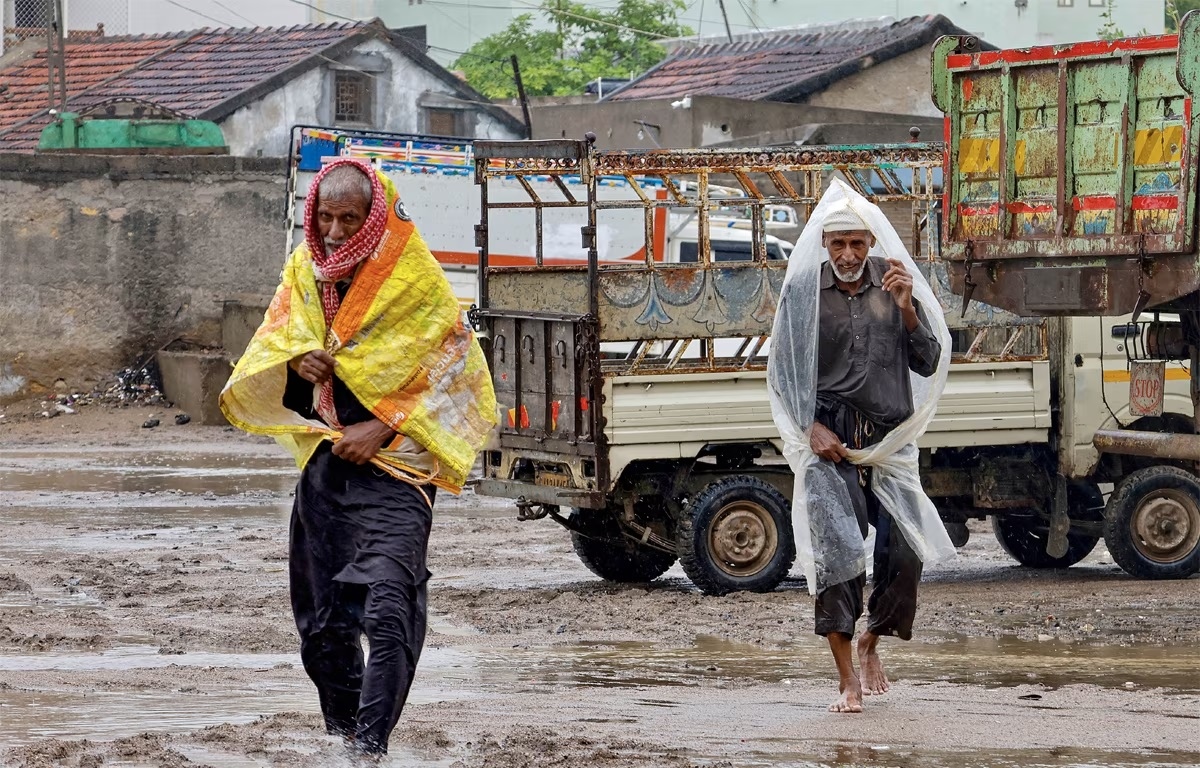 Storm started hitting Gujarat The effect of cyclone will be seen in North India