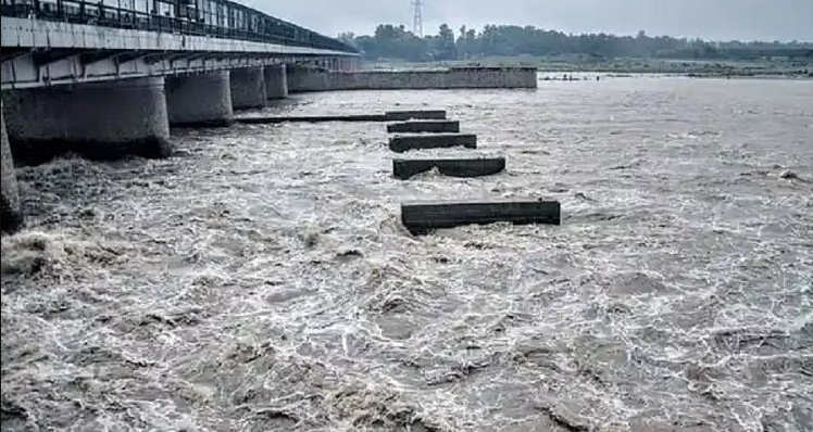 Yamuna crosses red mark