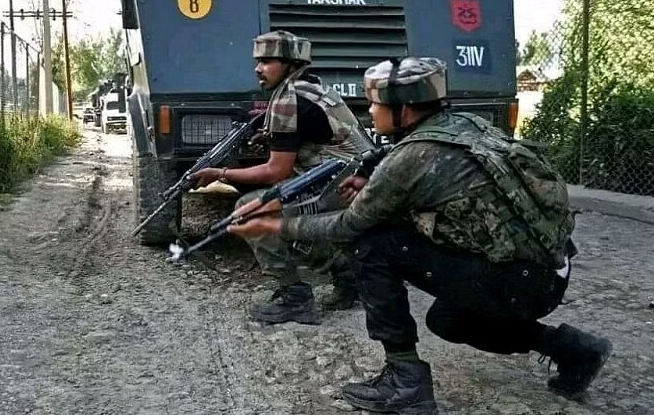 Encounter in Kulgam: Encounter between terrorists and security forces in Hallan Manjgam, three soldiers martyred