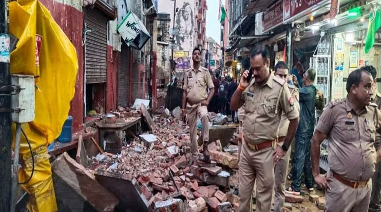 Old building collapsed in Vrindavan