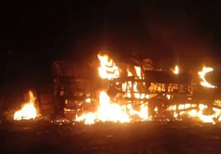 Big Accident in MP: Bus caught fire after colliding with dumper, 13 people burnt alive, injured sent to hospital
