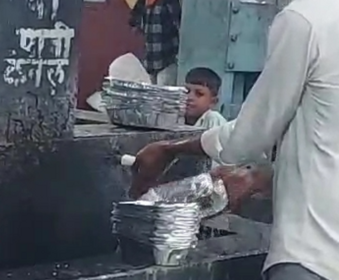 Health Scare at Itarsi Junction Vendors Reusing Disposable Utensils