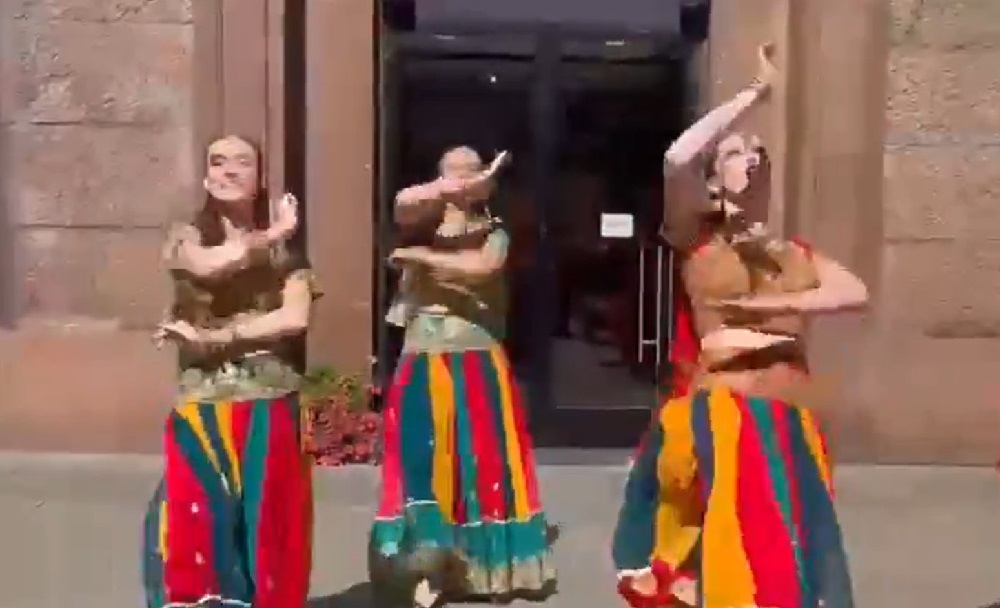 PM Modi Warm Welcome in Moscow Russian Artists Dance to Hindi Songs