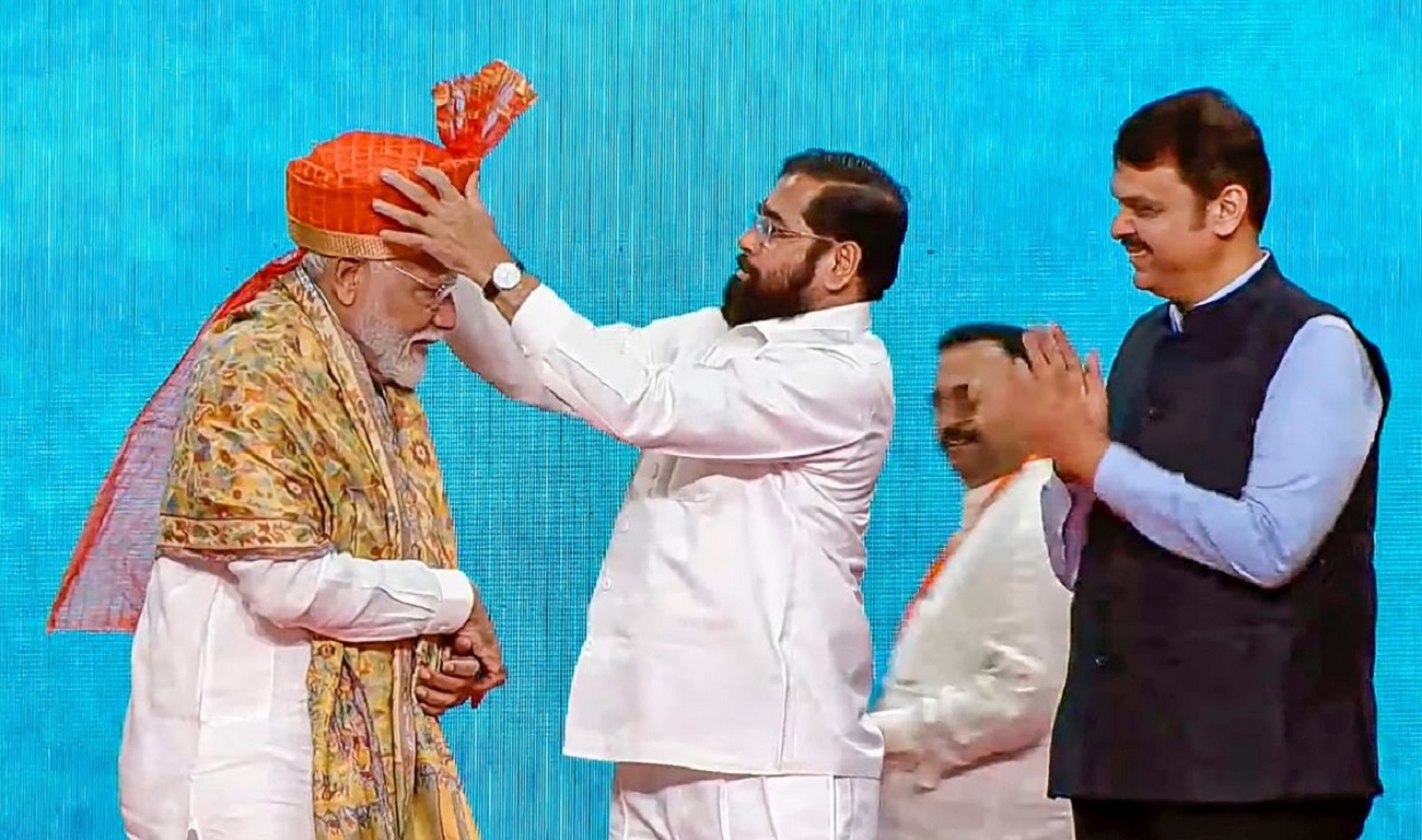 PM Modi Welcomed by Maharashtra CM Eknath Shinde in Mumbai