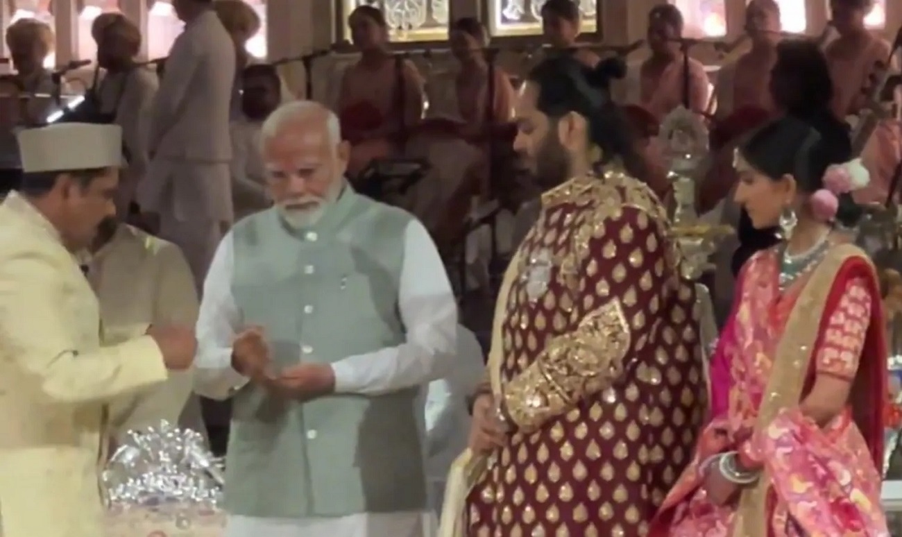 PM Modi Shows Respect to Shankaracharya Avimukteshwaran at Ambani Wedding