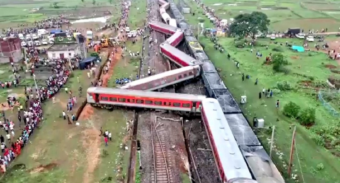 2 Killed 20 Injured as Mumbai Howrah Mail Derails in Jharkhand