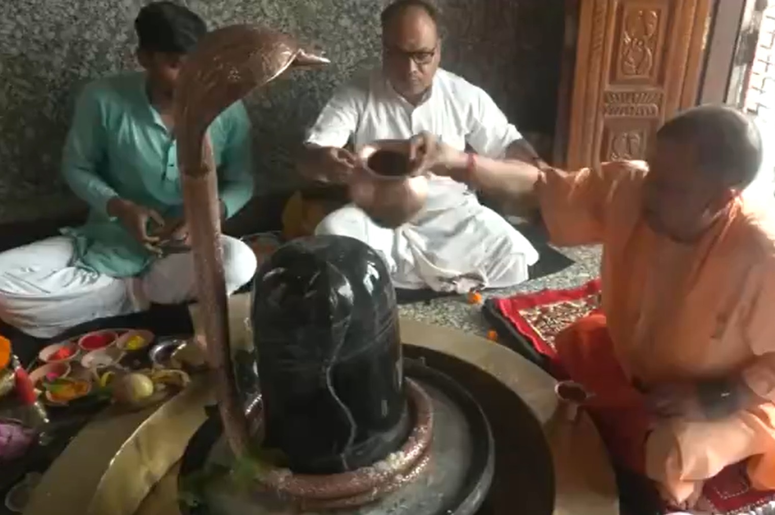 CM Yogi Adityanath Offers Prayers at Mansarovar Temple on Third Monday of Sawan
