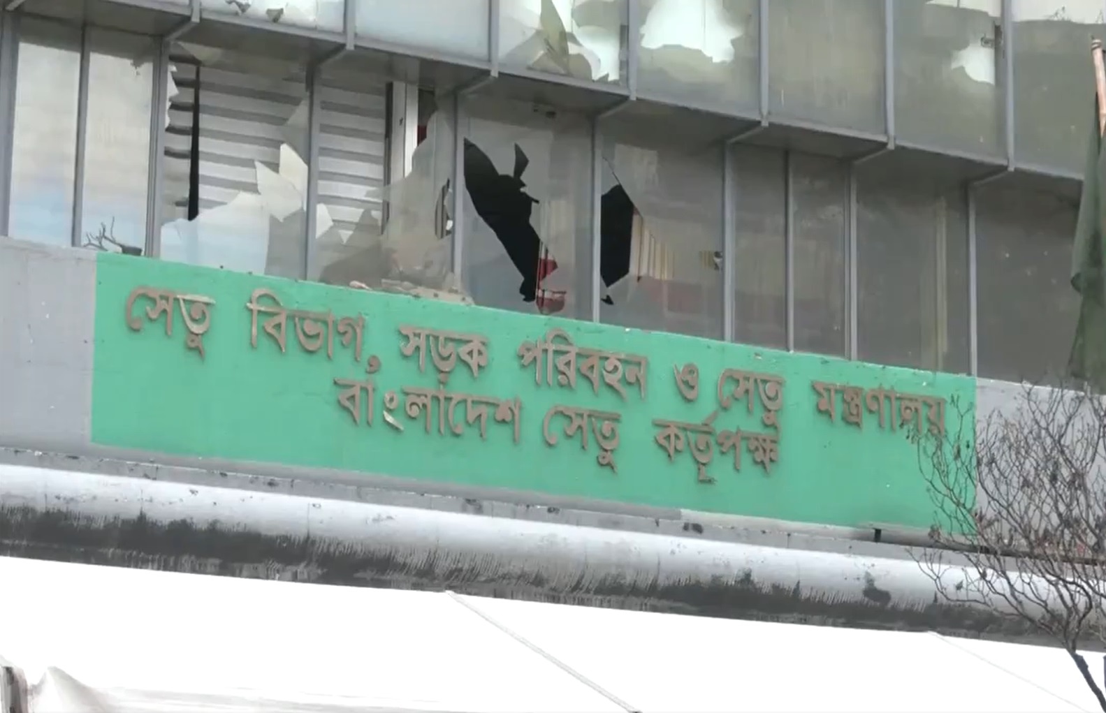 Student Protests Escalate in Dhaka Setu Bhaban Vandalized and Vehicles Set Ablaze