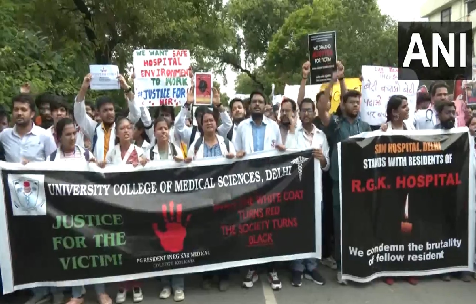 Delhi Junior Doctors Hold Solidarity March Over RG Kar Medical College Incident
