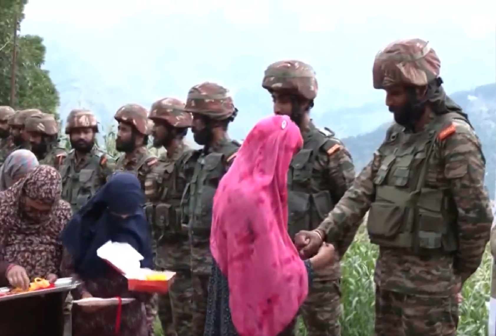 Raksha Bandhan Celebrations at LoC: Locals Honor Army Personnel in Jammu and Kashmir