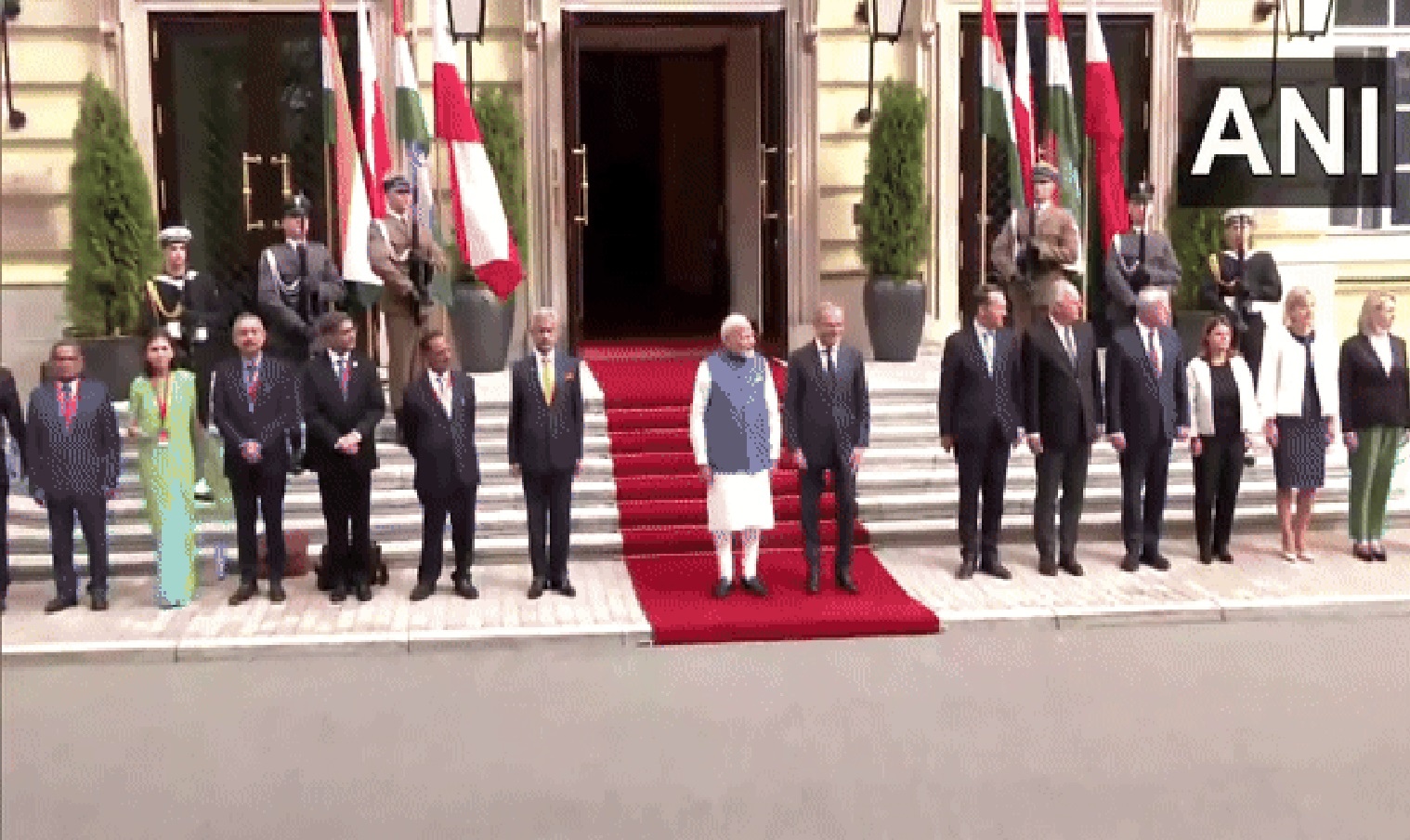 Prime Minister Narendra Modi Receives Ceremonial Welcome at Chancellery in Warsaw