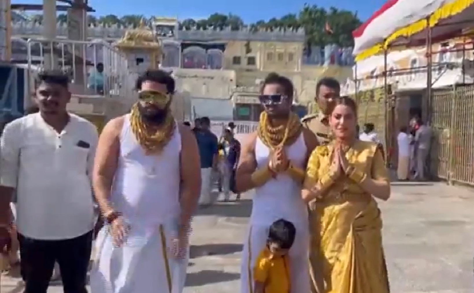 Pune Devotees Adorned in 25 kg of Gold Visit Tirumala&rsquo;s Sri Venkateswara Swami Temple