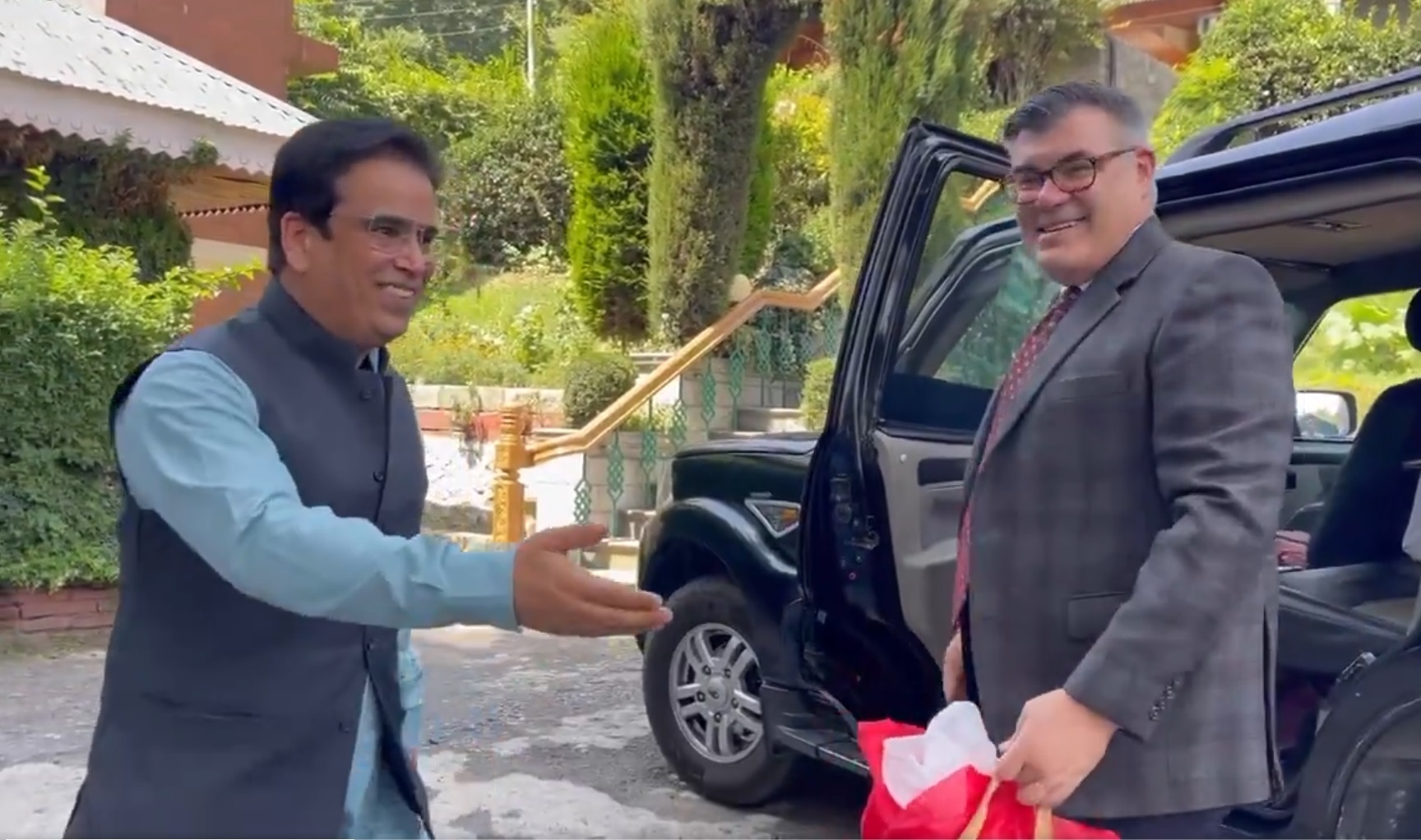 U.S. Diplomats Meet Omar Abdullah at Gupkar Residence
